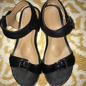 Vionic black sandals size 5
